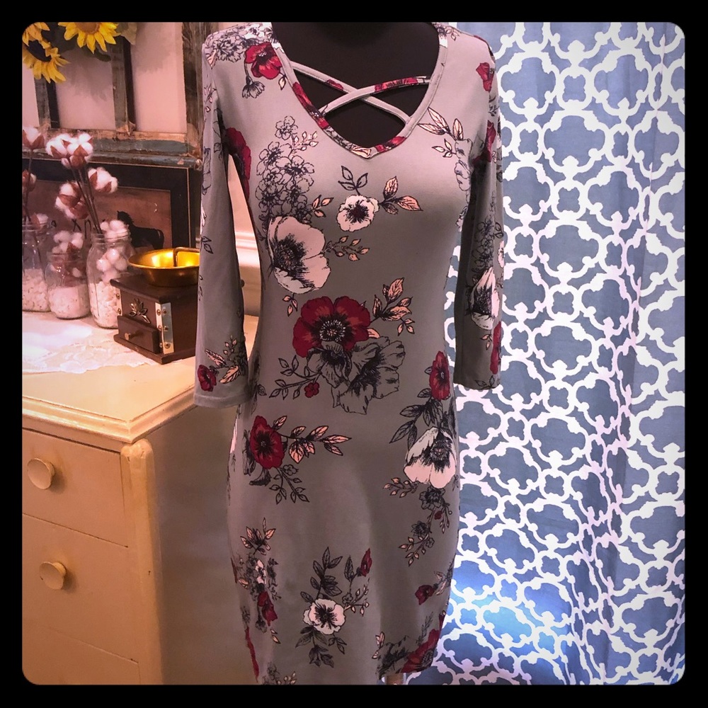 Beautiful floral design body con/sheath dress.
